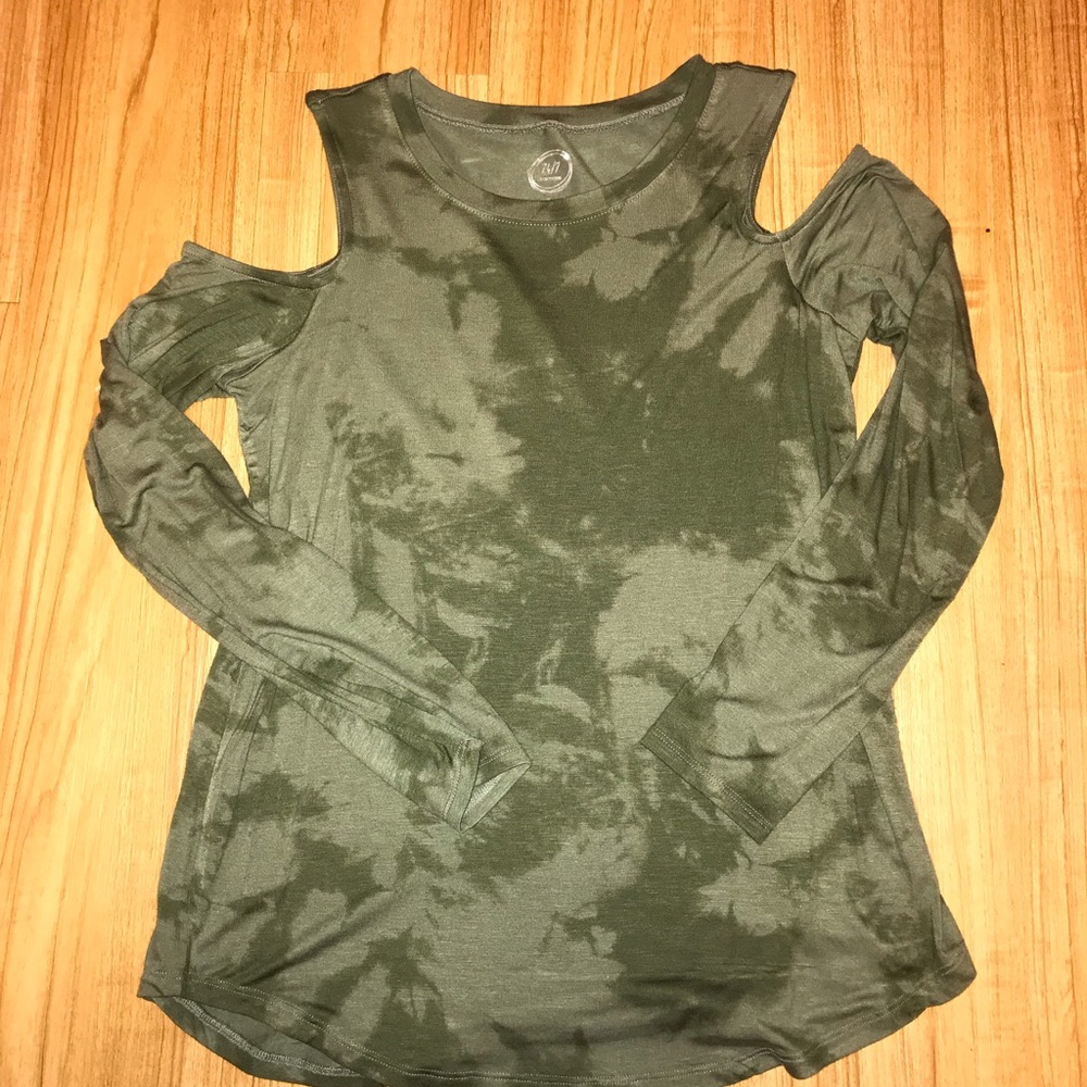 NWOT Maurice’s off the shoulder camo shirt